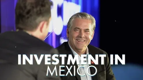 Entrevista en escenario durante incMTY sobre inversión en México.