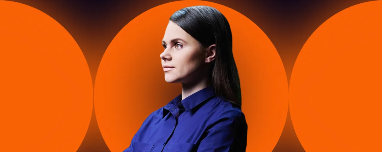 Retrato de ponente en escenario con fondo gráfico naranja